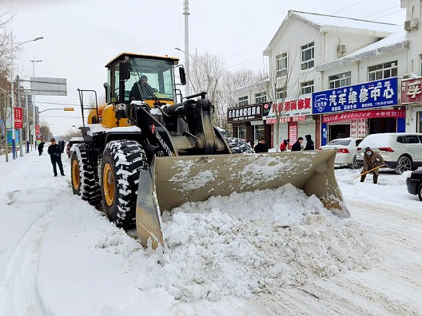 除雪保暢，山推鐵肩道義勇擔重任！