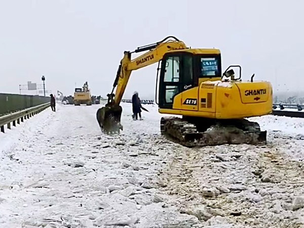 除雪保暢，山推鐵肩道義勇擔重任！